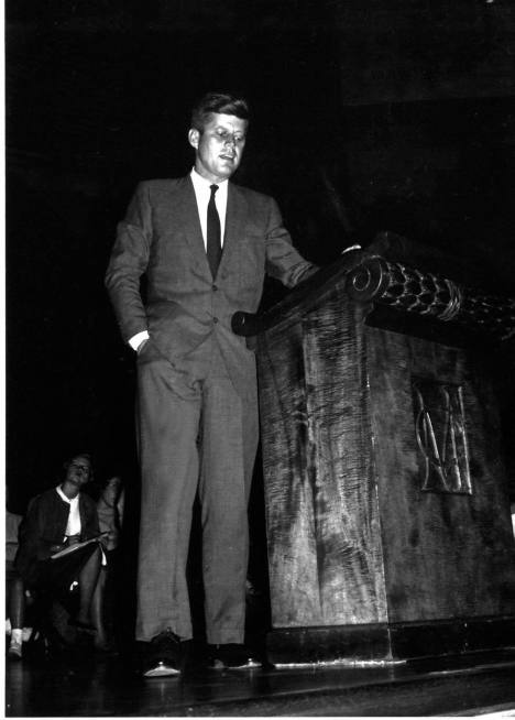 Senaattori John F. Kennedy pitämässä puhetta Mills Collegessa 1958.